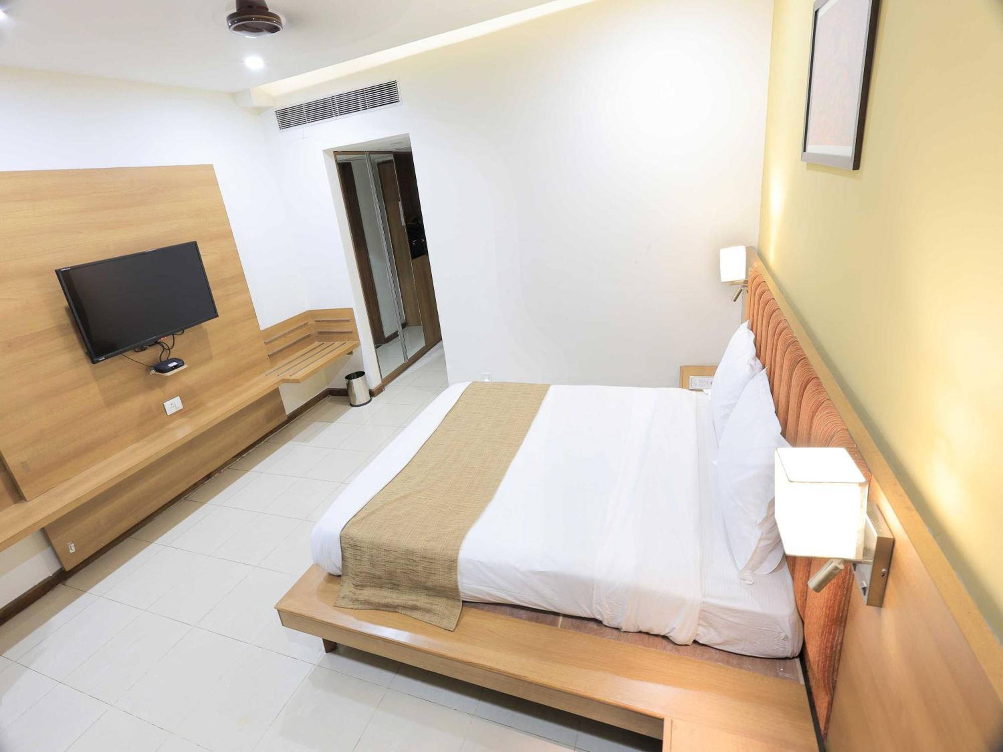 Hotel Surya Vadodara Exterior foto